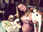 Grávida, Debby Lagranha mostra barrigão abraçada com cachorros