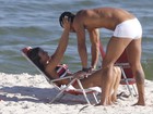 Nicole Bahls e Marcelo Bimbi trocam carinhos em praia do Rio