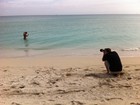 Andressa Urach faz topless e posa em praia de Miami