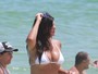 Cristiana Oliveira usa biquíni branco em dia de praia