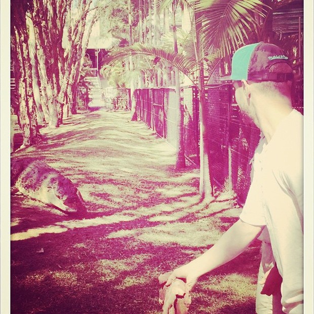 Justin Timberlake alimenta crocodilo em zoológico na Austrália (Foto: Instagram/ Reprodução)
