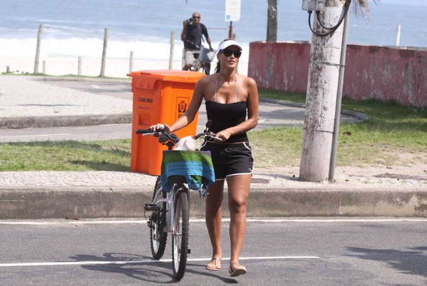 Débora Nascimento pedalando na orla da Barra da Tijuca, RJ (Foto: Fábio Martins/AgNews)
