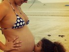 Samara Felippo ganha beijo da filha no barrigão de grávida