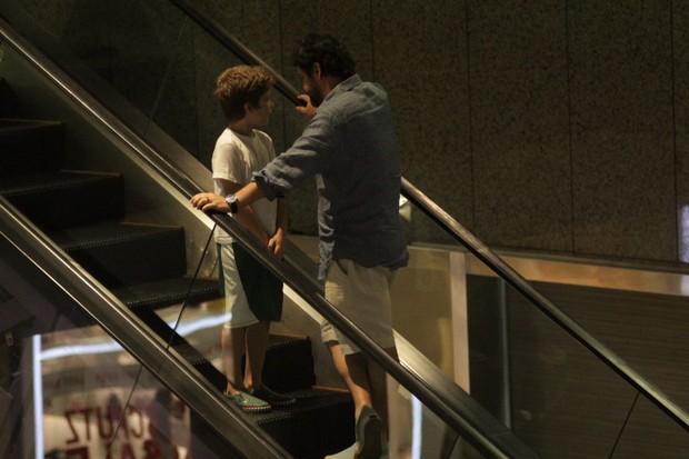 Murilo Benício no shopping com o filho (Foto: Derick Abreu / Foto Rio News)