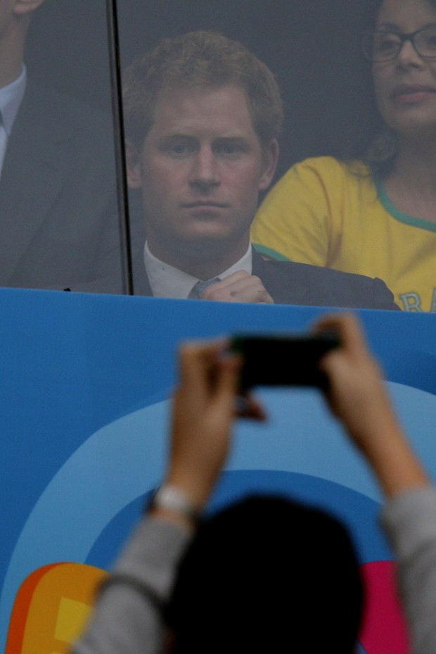 Principe Harry vendo jogo do Brasil (Foto: Agência Reuters)