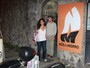 Matthew McConaughey e Camila Alves visitam o Morro do Vidigal
