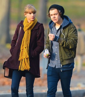 Taylor Swift e Harry Styles passeiam em Nova York (Foto: Grosby Group/ Agência)