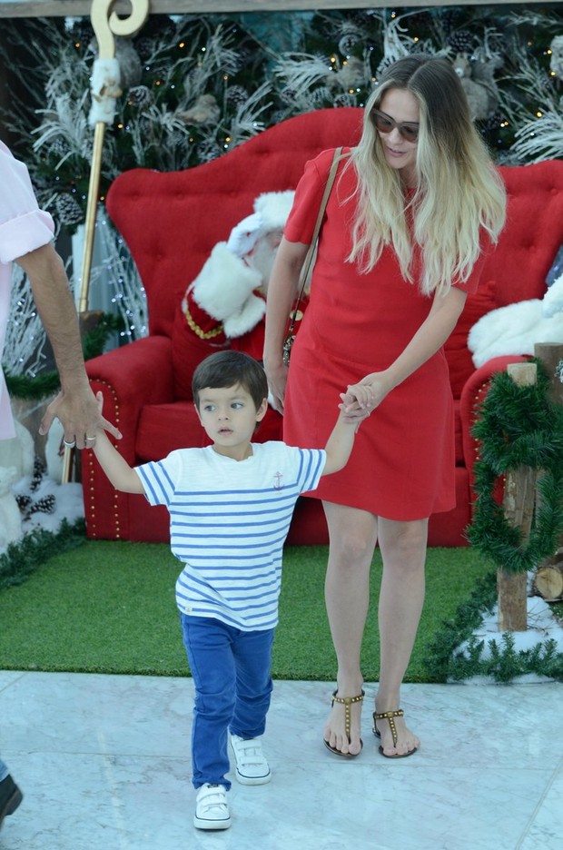 Juliana Silveira com o filho no shopping (Foto: Marcus Pavão / AgNews)