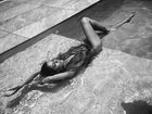 Carol Castro posa sexy em piscina: 'Delícia de dia'