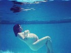 Grávida, Alanis Morissette posta foto nua e mergulhada em piscina