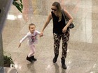 Fernanda Rodrigues passeia com a filha em shopping do Rio