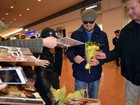 Leonardo DiCaprio ganha flores de fã no Japão