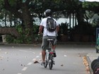 Marcos Palmeira pedala em orla da Zona Sul do Rio