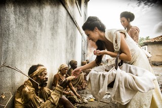 Joaquina ( Andreia Horta ) e Bertoleza ( Sheron Menezzes ) distribuem pães paras os pobres em &#39;Liberdade, liberdade&#39; (Foto: Divulgação/Globo)