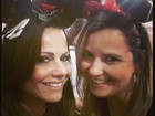 Viviane Araújo posta foto com amiga usando as orelhas da Minnie Mouse