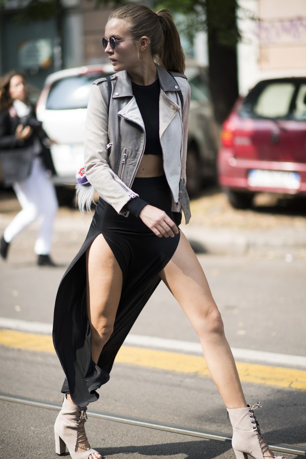 A modelo dinamarquesa Josephine Skriver usa look estiloso nos bastidores da semana de moda de Milão (Foto: Getty Images)