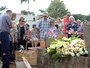 Familiares e amigos vão a velório e enterro do pai de Ana Paula Arósio