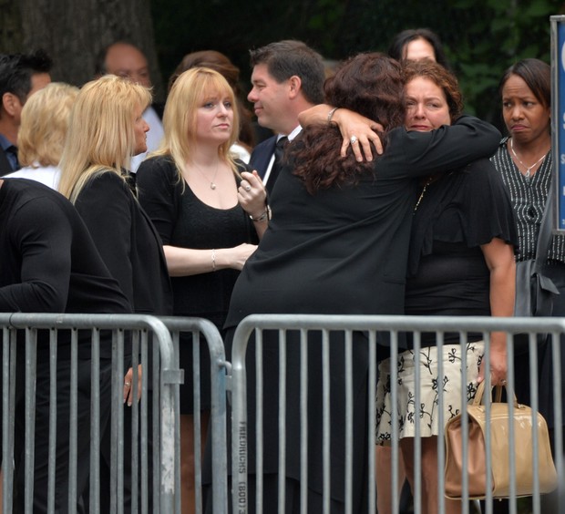 Aida Turturro, que viveu Janice Soprano, se emociona no funeral de James Gandolfini (Foto: GETTY IMAGES NORTH AMERICA / AFP)