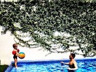 Amaury Nunes brinca com o filho de Danielle Winits na piscina