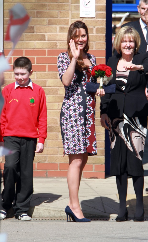 Kate Middleton visita escola em Manchester, na Inglaterra (Foto: Splash News)
