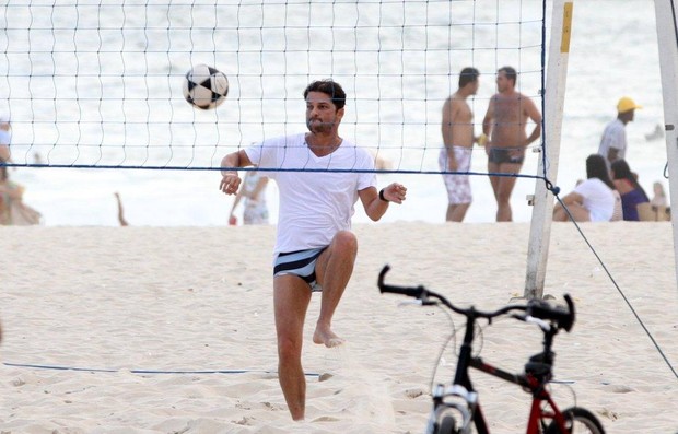Marcelo Serrado joga futevôlei na praia do Leblon (Foto: André Freitas / AgNews)