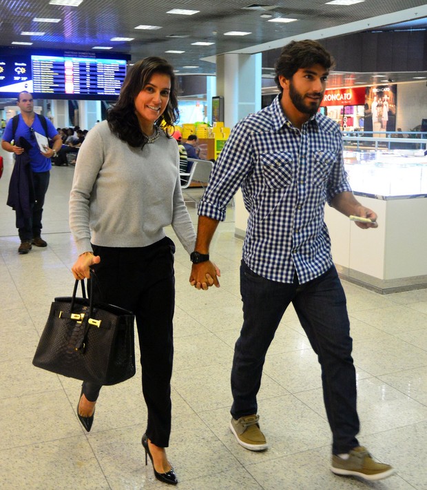 Deborah Secco e namorado no aeroporto (Foto: William Oda/Agnews)