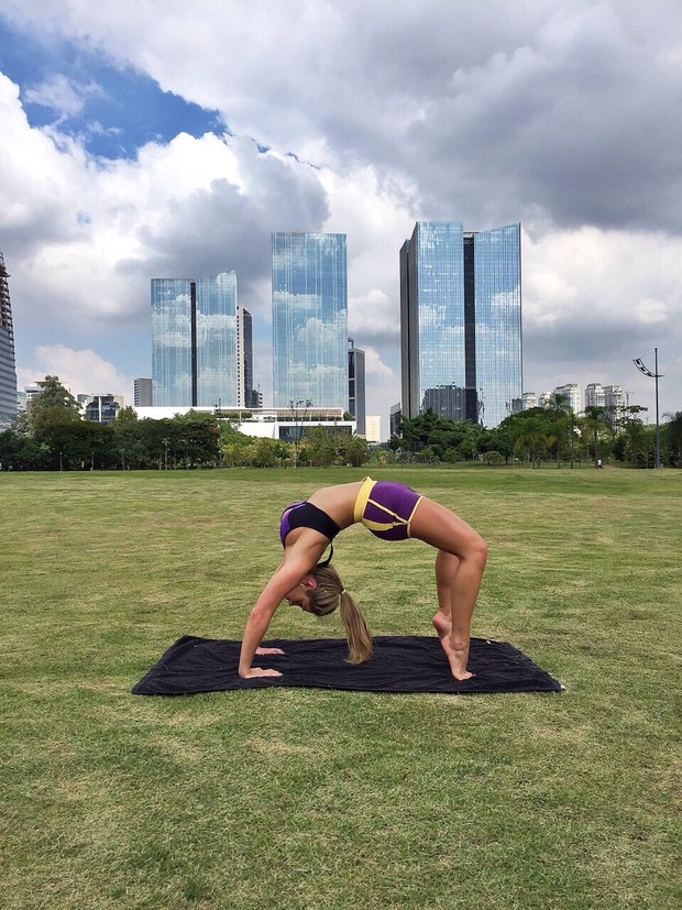 A ex-BBB Renatinha pratica ioga (Foto: Arquivo Pessoal/Divulgação)