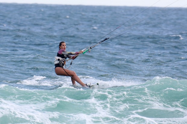 Cristiane Dias pratica kitesurf (Foto: DILSON SILVA / Agnews)