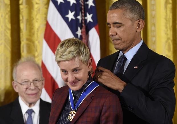 Ellen DeGeneres recebe medalha do presidente Barack Obama (Foto: AFP/Agência)
