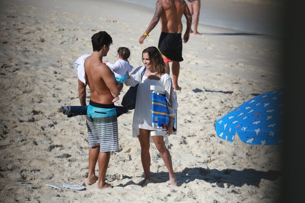 Deborah Secco vai com marido e filha à praia (Foto: Dilson Silva/AgNews)