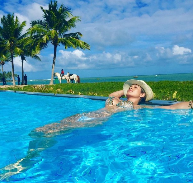 Lívia Andrade coloca o bronzeado em dia em resort na Bahia (Foto: Reprodução/Instagram)