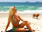 Andressa Suita mostra barriguinha da gravidez em dia de praia 
