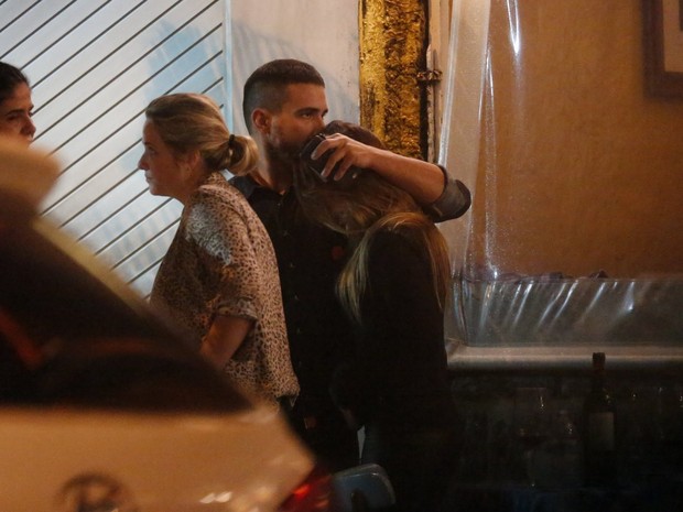 André Marques e Cleo Pires em bar na Zona Sul do Rio (Foto: Ag. News)