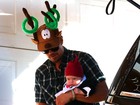 Com o filho no colo, Josh Duhamel usa chapéu divertido em festa de Natal