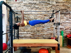 Sheron Menezzes exibe corpo seco, força e equilíbrio em aula de pilates
