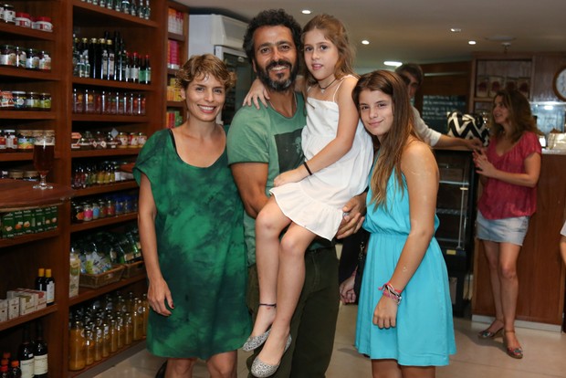 Marcos Palmeira com a mulher, Gabriela Gastal, a filha, Julia, e a enteada, Alicia (Foto: Roberto Filho/Brazil News)