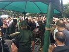 Corpo de Cauby Peixoto chega a cemitério após velório em São Paulo