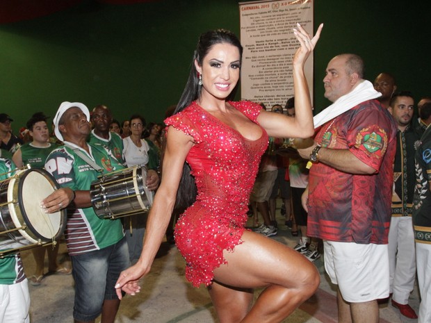 Gracyanne Barbosa em ensaio na quadra da X9 Paulistana em São Paulo (Foto: Paduardo/ Phábrica de Imagens​)