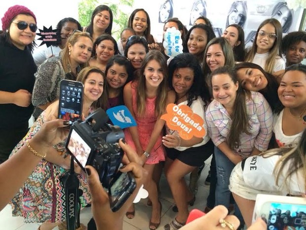 Angela Munhoz com os fãs (Foto: Divulgação)