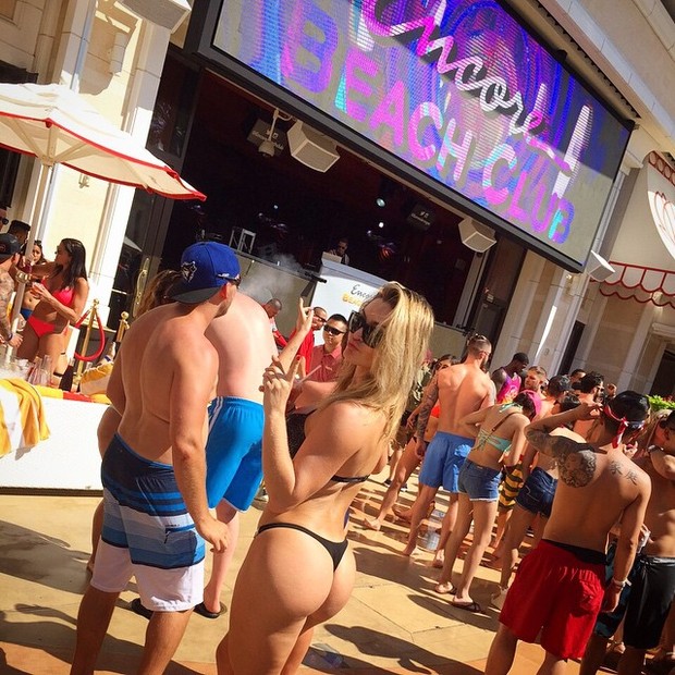 De biquíni, Laura Keller se diverte em festa na piscina de um hotel em Las Vegas, nos Estados Unidos (Foto: Instagram/ Reprodução)