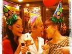 Com champanhe, amigas e strippers, Miley Cyrus festeja seus 21 anos