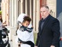 Kim Kardashian é clicada em Nova York com a filha após assalto