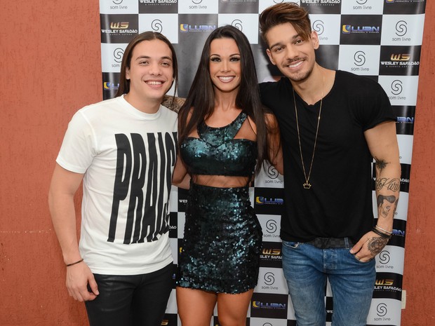 Fernanda D’Ávila com os cantores Wesley Safadão e Lucas Lucco em bastidores de show na Zona Oeste do Rio (Foto: Bruno Henrique/ Divulgação)