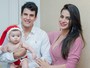 Lucilene Caetano e Felipe Sertanejo posam com o filho em clima de Natal