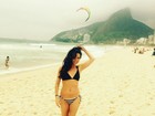 Claudia Ohana exibe a boa forma em clique de biquíni na praia