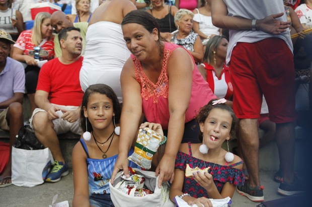 Dona Lúcia com as filhas na Sapucaí (Foto: Anderson Barros / EGO)