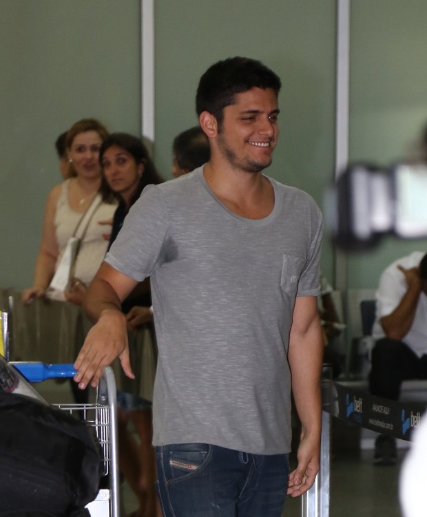 Bruno Gissoni no aeroporto (Foto: André Freitas / AgNews)