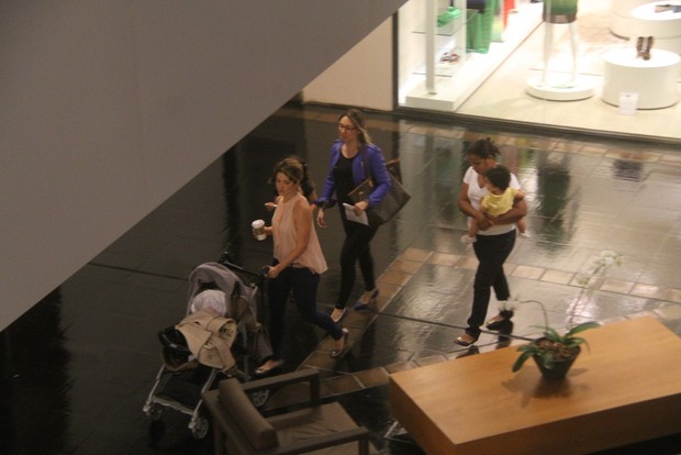 Samara Felippo passeia com filhas em shopping (Foto: Daniel Delmiro / AgNews)