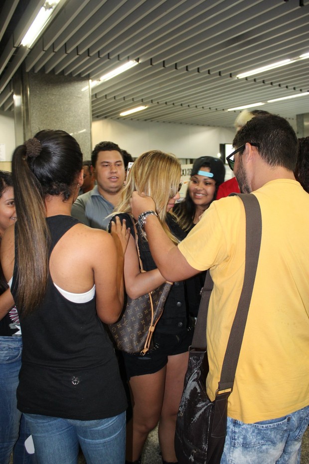 Com cabelos loiros, Anitta chega em aeroporto (Foto: Fabio Moreno/Photo RioNews)