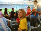 Carolina Dieckmann vai à final da Copa no Maracanã com a família